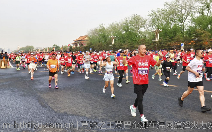 草地之王莱巴金娜在温网演绎火力发球秀